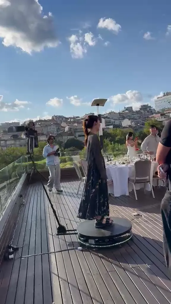 Boğaz manzaralı terasta 360 photo booth platformunda poz veren misafir