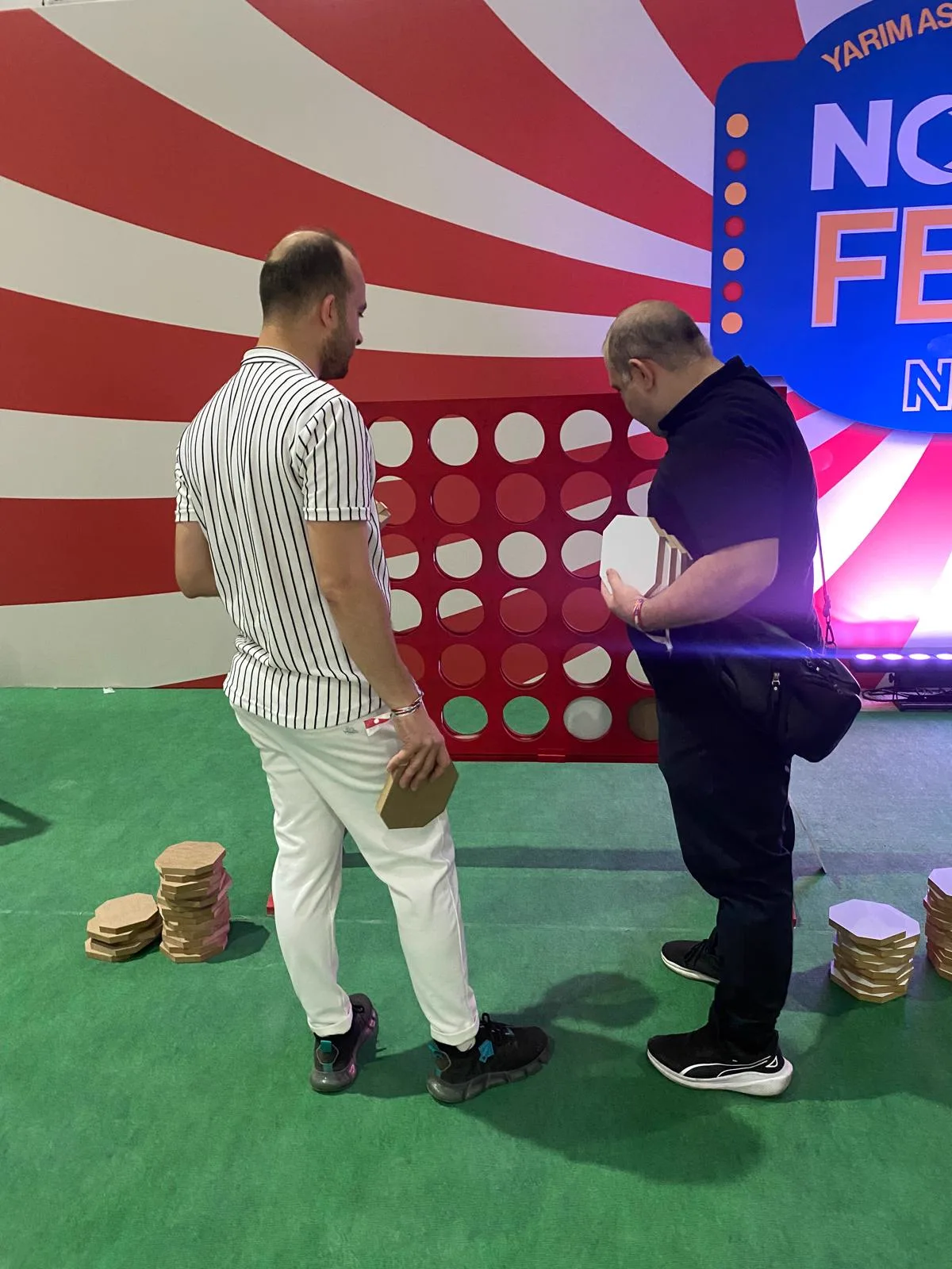 Giant Connect 4 — 1