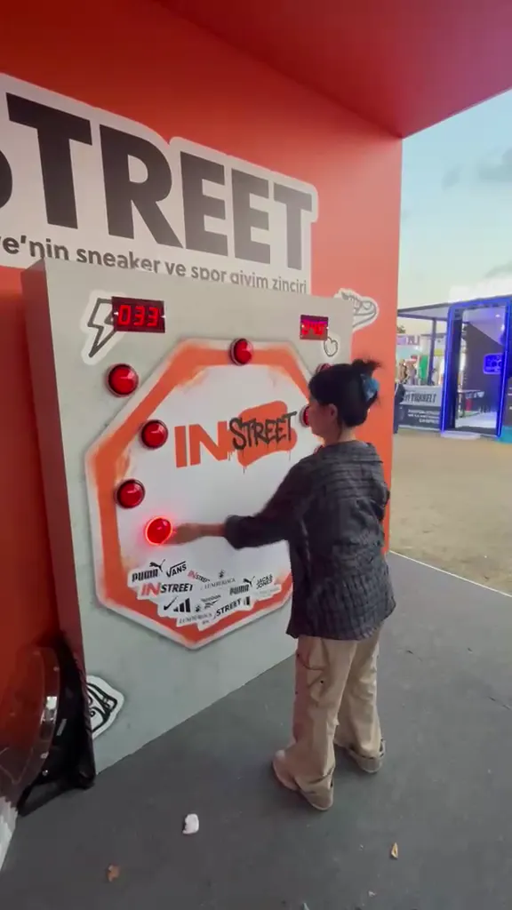 Instreet standında Refleks Wall'da oynayan ziyaretçi
