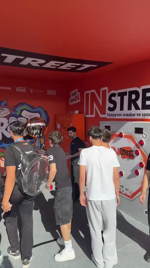 Instreet standında Refleks Wall duvarında ışık söndüren katılımcı