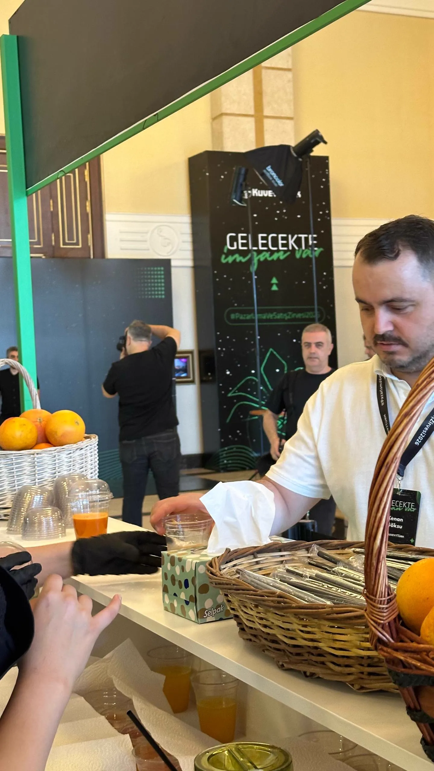 Yeşil tasarımlı Sağlık Molası vitamin bar standı