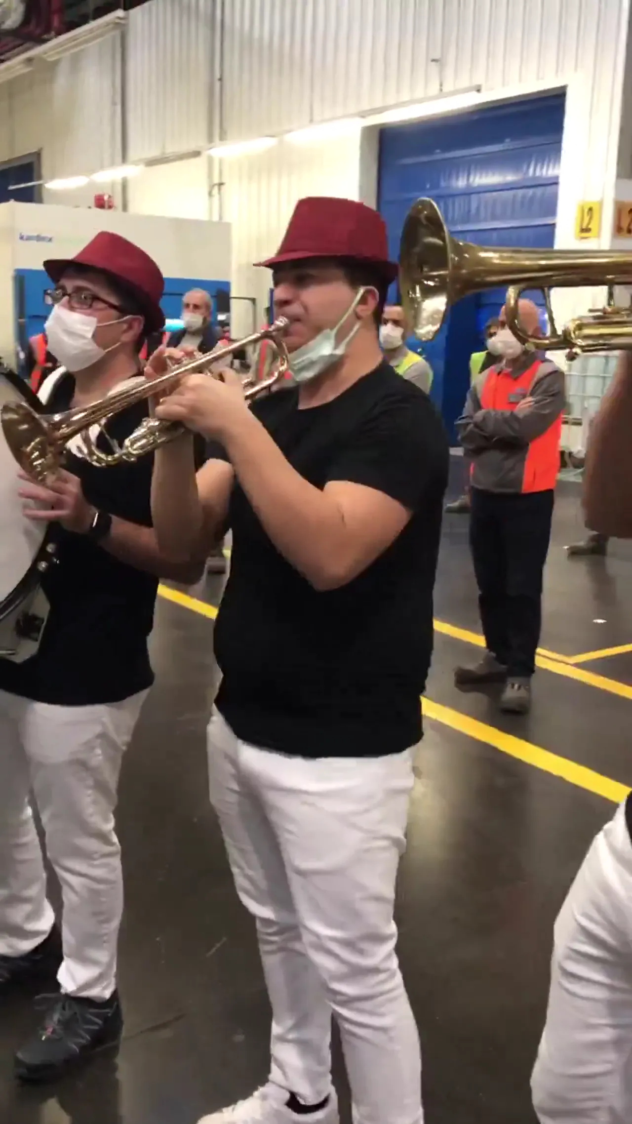 Mobil Orkestra & Bando — 1