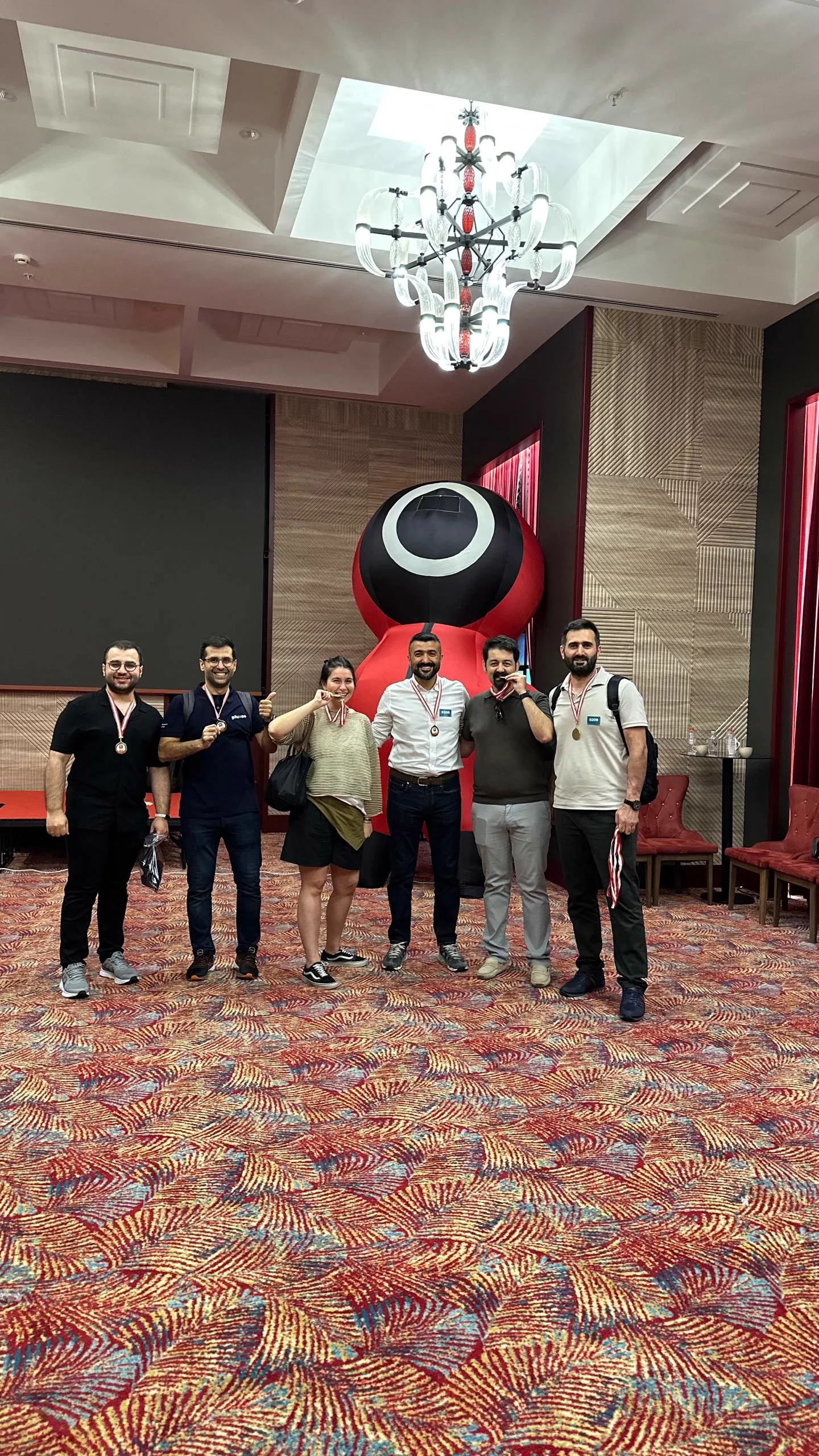 Finalistler madalyalarıyla poz veriyor