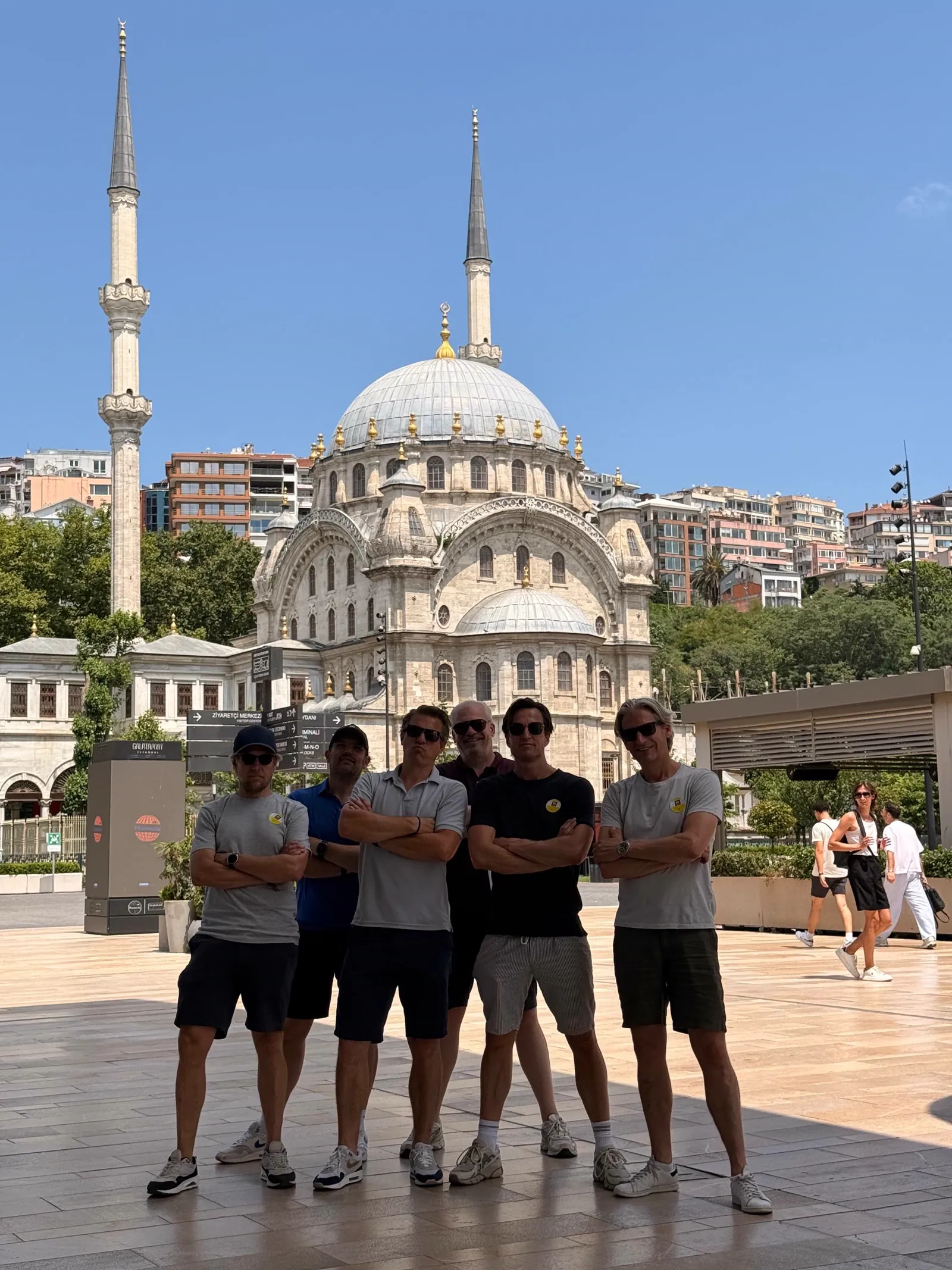 Karaköy'de kestane arabası başında görev tamamlayan katılımcı