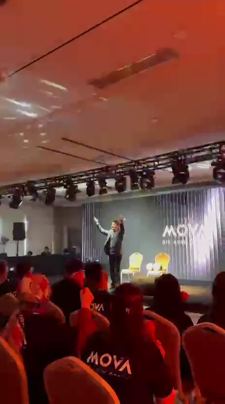 Kongre salonunda sahneden ritim atölyesini yöneten eğitmen ve katılımcılar