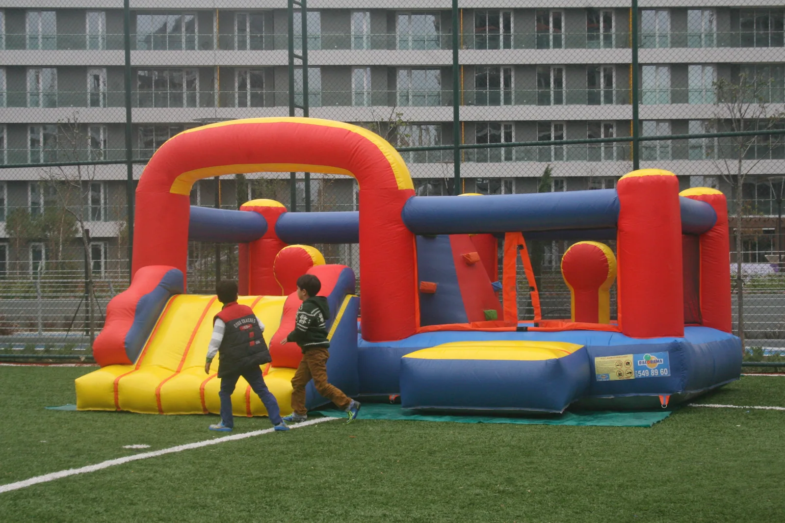 Picnic: Inflatable Games