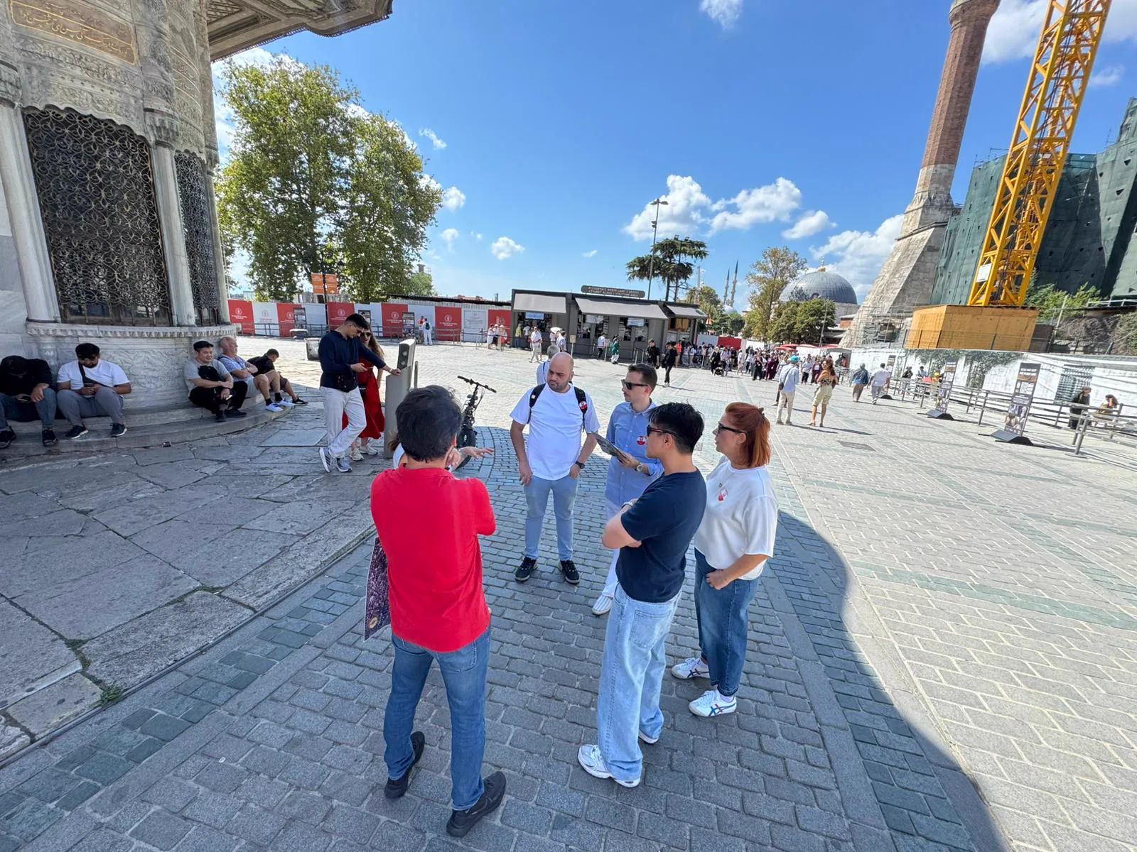 Sultanahmet'te III. Ahmet Çeşmesi önünde toplanan takım