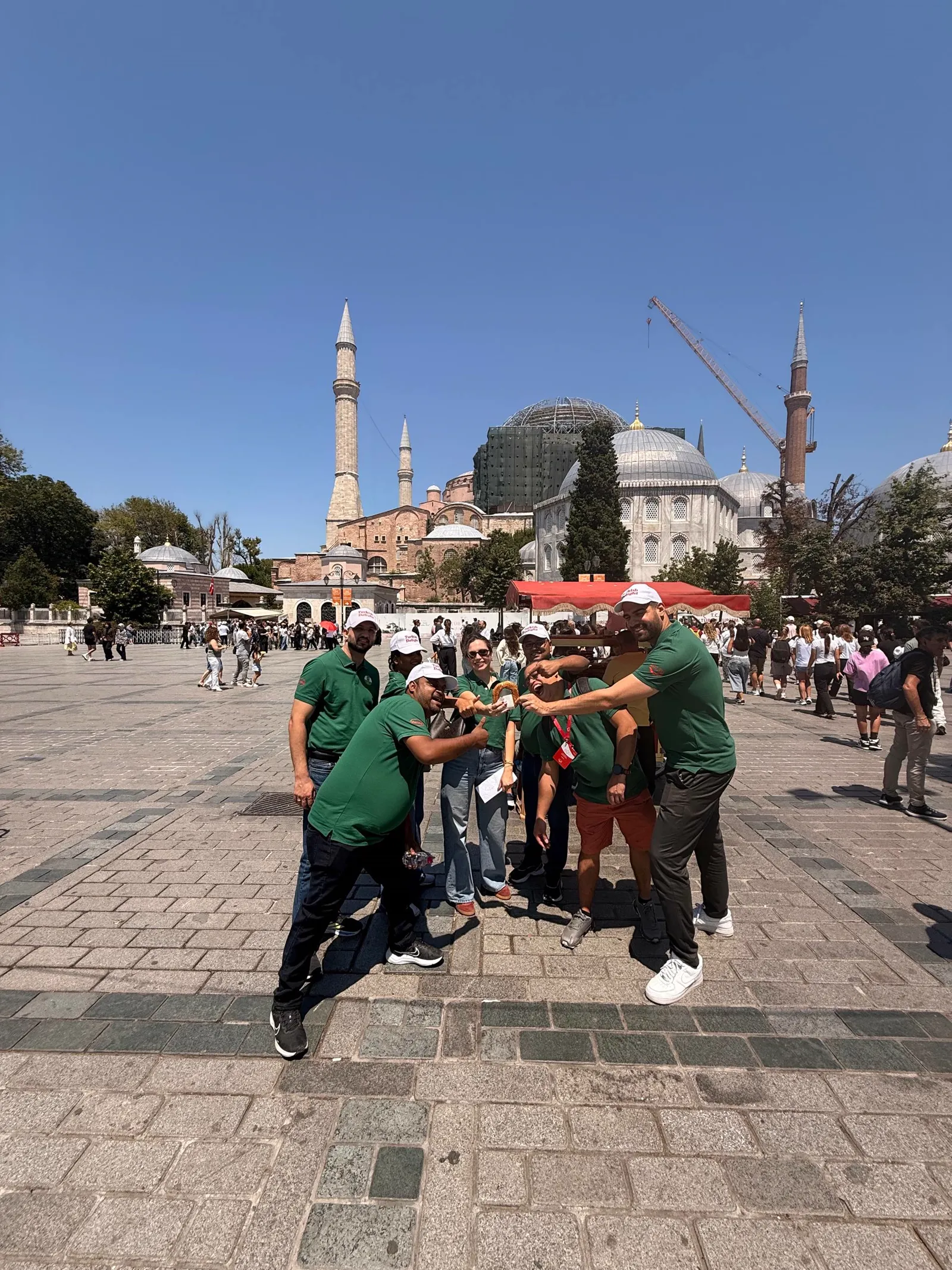 Define avı takımı Ayasofya önünde toplu halde